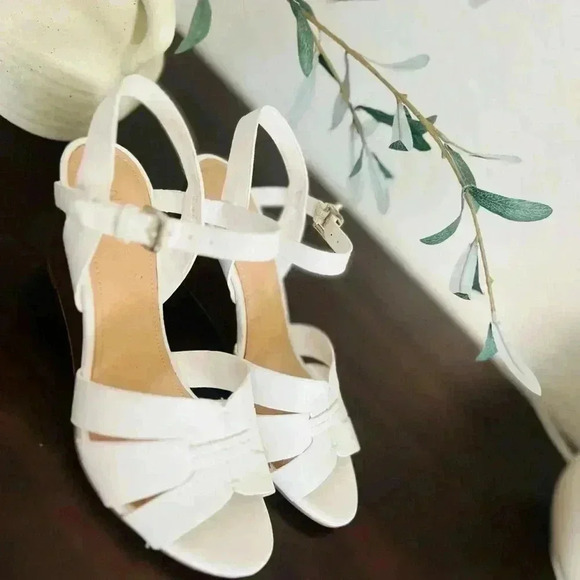 Nine West Women’s sandal wedges white color like new size 6 - Picture 1 of 8